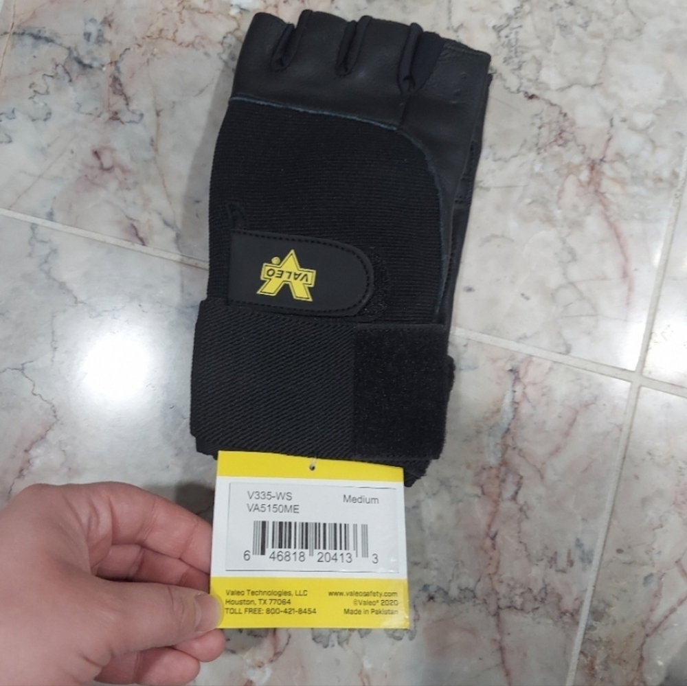 Valeo fingerless Competition Wrist Wrap Lifting Gloves with Leather palm. Size M
